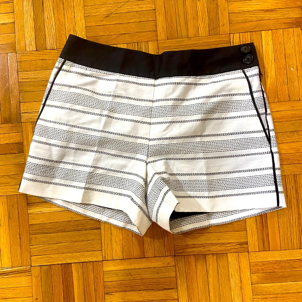 NEW! White shorts with detailing & pockets!